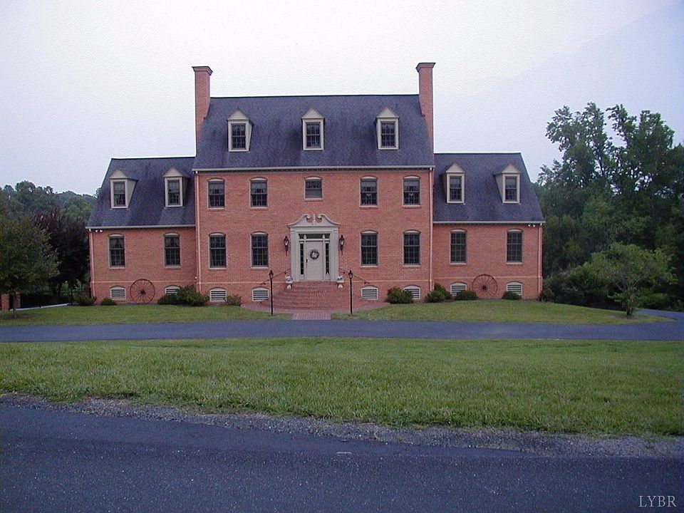 1st image of 241 NW Berg Dr