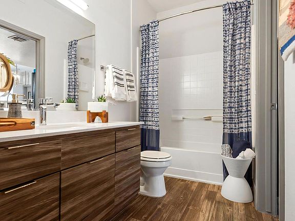 Luxury Bathrooms with Oversized Soaking Tubs