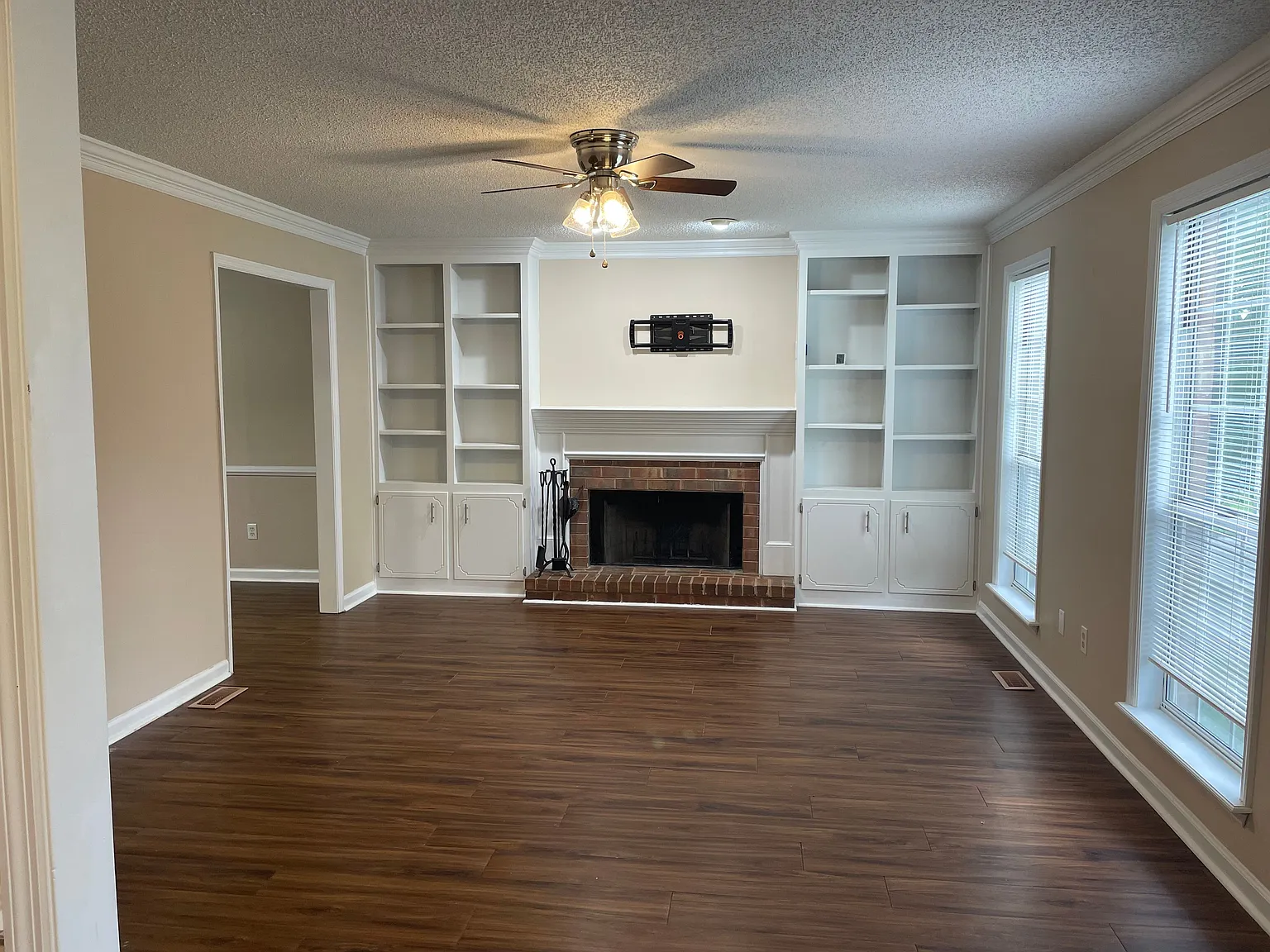 4 bed, 2.5 bath, 1906 sqft, $2,050 — Photo 4