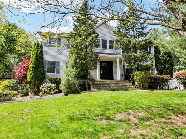 9 Carriage Lane, Nanuet, NY 10954