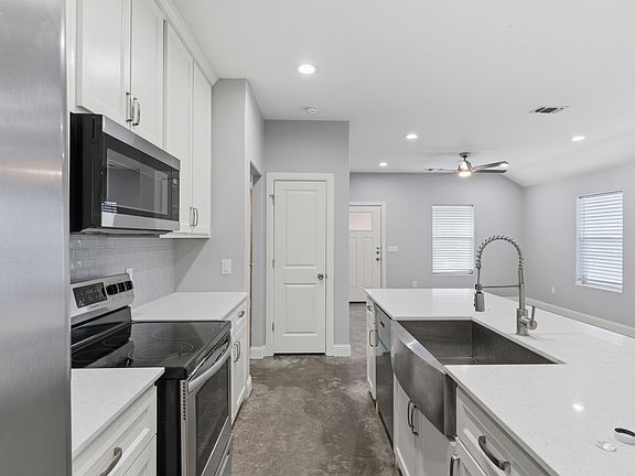 4th image of 1004 S Armstrong Ave