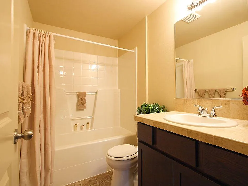 2 bed, 1.5 bath, 1050 sqft, $2,400 — Photo 4