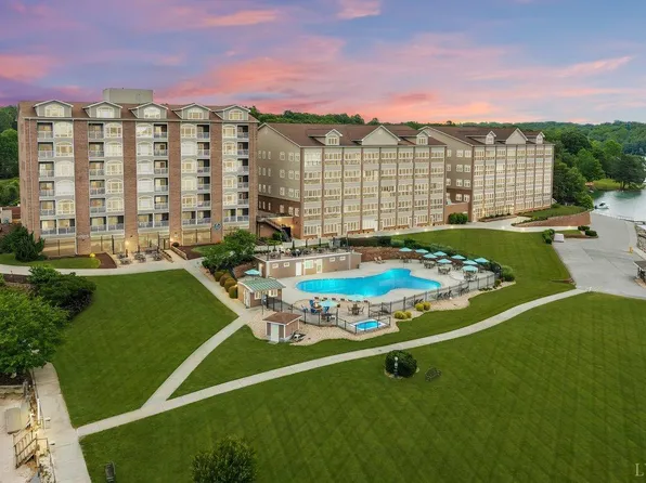 1273 Graves Harbor Trl Unit 302, Huddleston, VA 24104