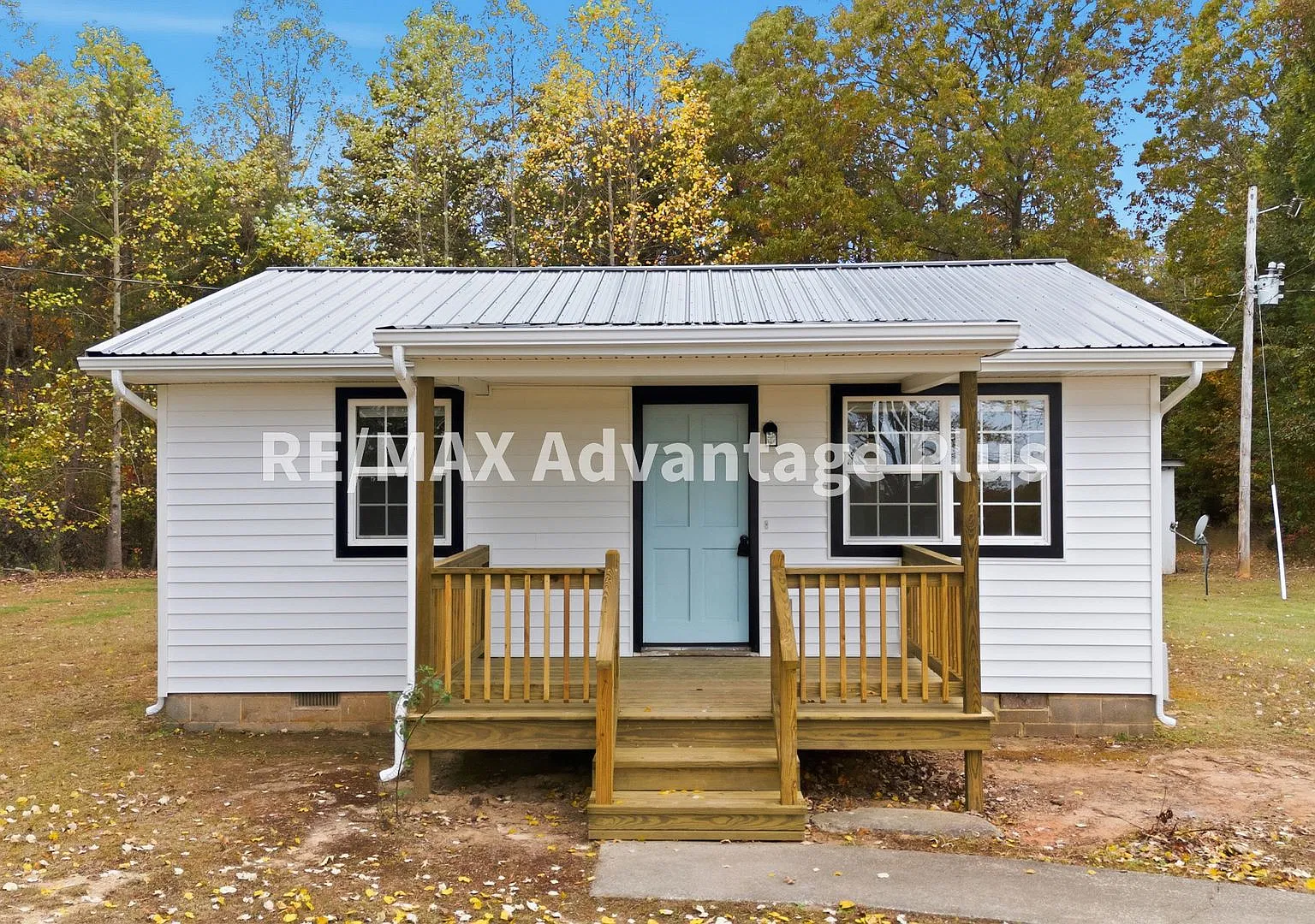 Updated 2-bedroom home close to Farmville — Photo 1