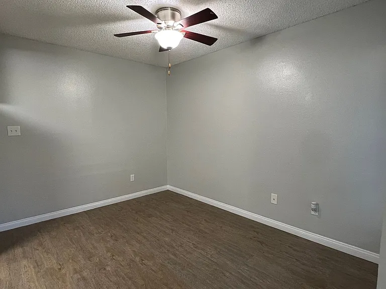 Raintree Garden Apartments — Photo 20