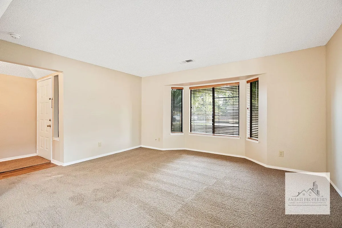 Building Photo - 2926 Ezie Ave