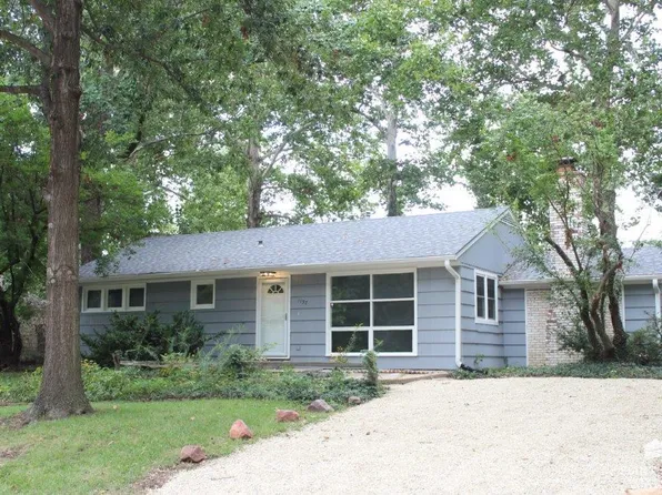 1137 Meadowbrook Ln, Manhattan, KS 66503