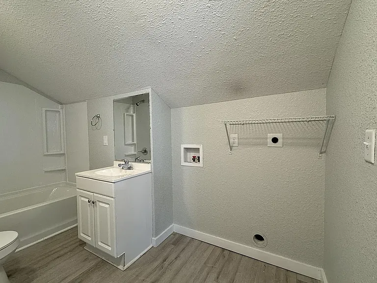 1132 W Division St #B — Photo 7