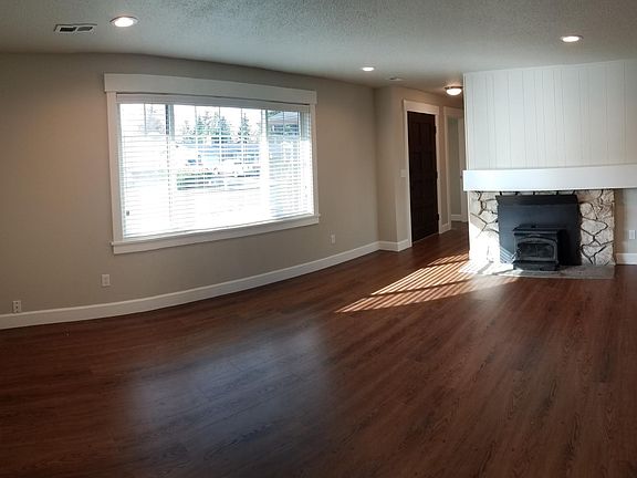 4th image of 2831 Claremont Dr