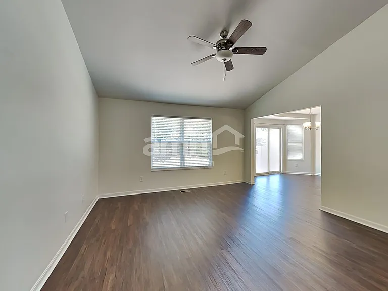 10704 Sandy Ct — Photo 5