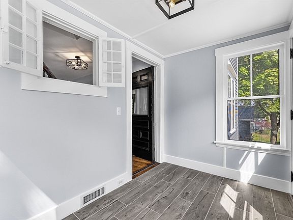 3rd image of 55 School St