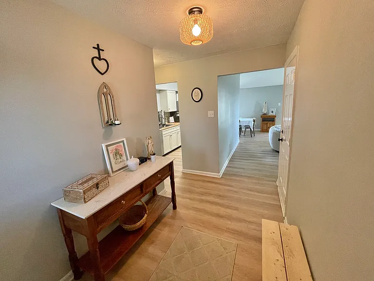 209 Hutchins Dr — Photo 3