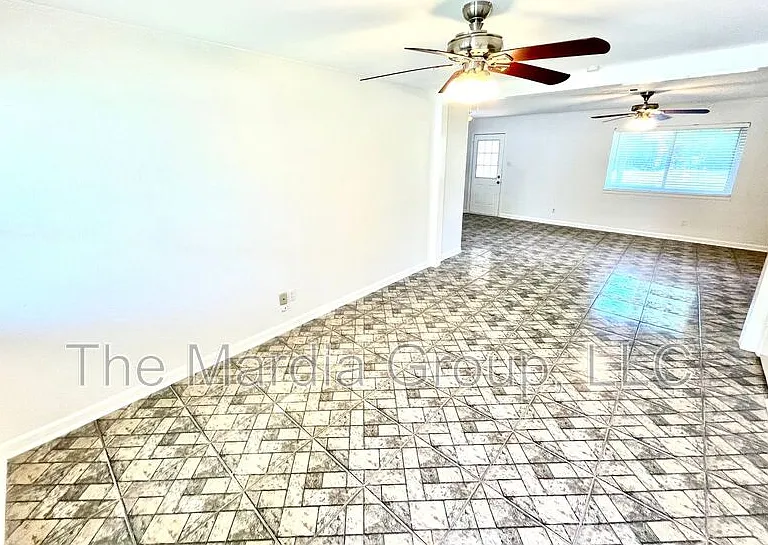 201 E Fuller Dr — Photo 3