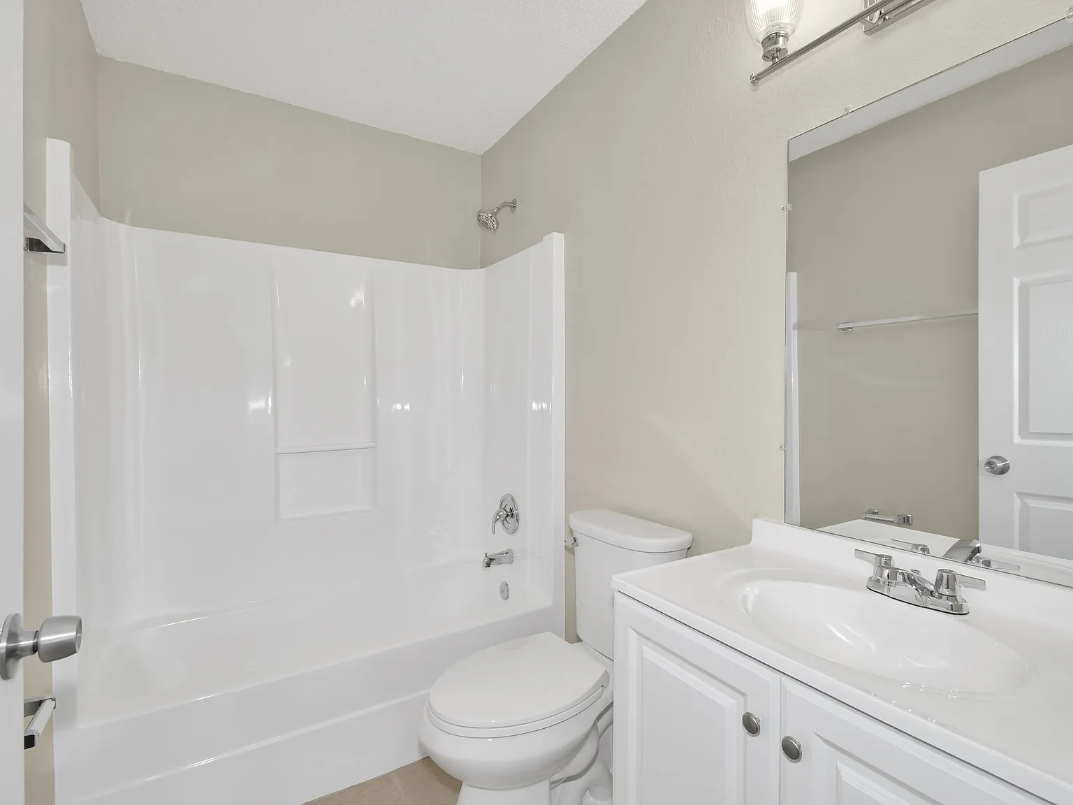 3 bed, 1.0 bath, 1072 sqft, $1,645 — Photo 4