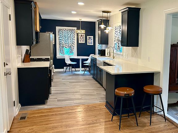 Beautiful new kitchen with breakfast bar
