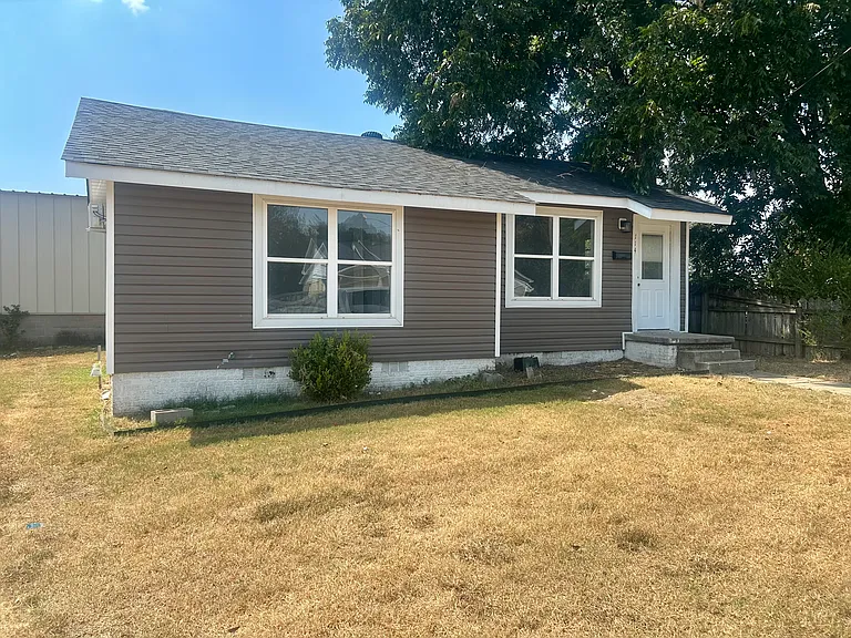 114 Rasberry St — Photo 1