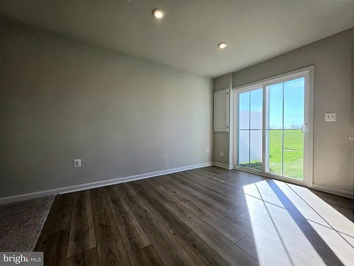 3 bed, 2.5 bath, 1443 sqft, $2,450 — Photo 3