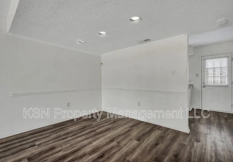 2220 E Victory Dr #24 — Photo 6