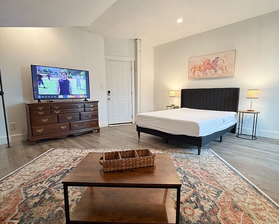 1st image of 2630 W Burnett Ave #12