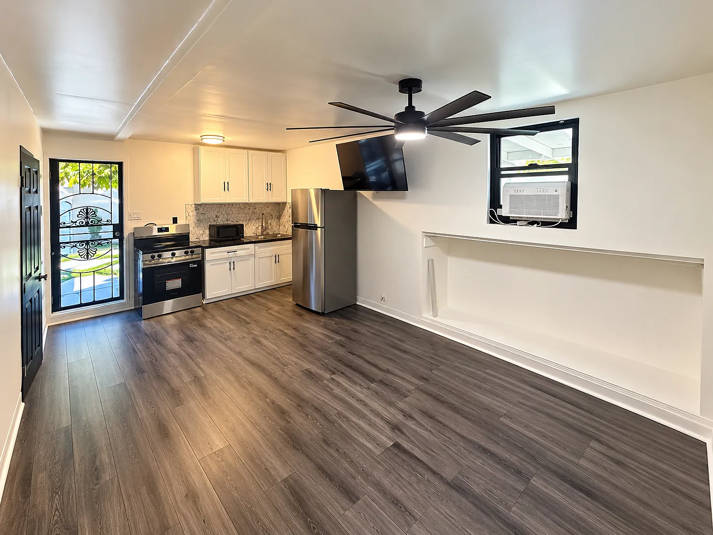 1 bed, 390 sqft, $1,900 — Photo 3