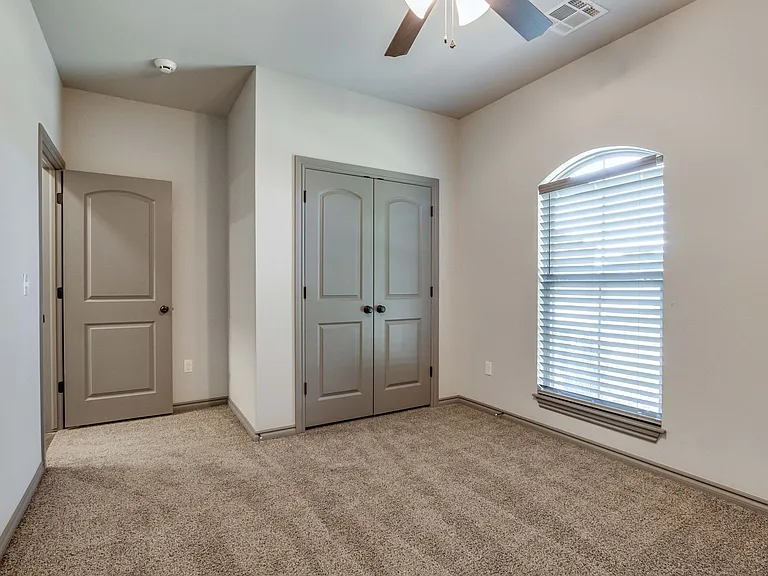 6133 Oxnard St — Photo 32
