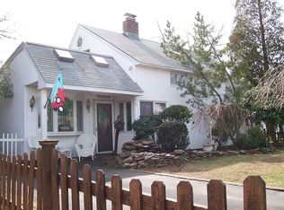 16 Blossom Ln, Levittown, NY 11756