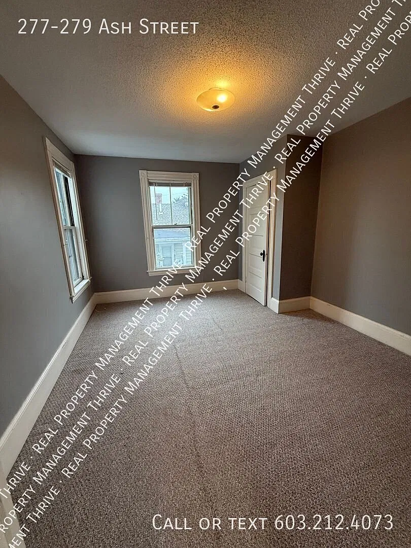 3br upper level apartment with hardwood floors — Photo 1
