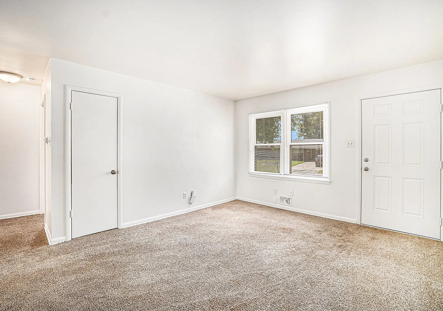 **Charming 2 BD/1 BA Duplex In Pleasant Valley** — Photo 4