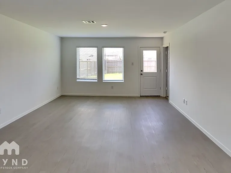 922 Lago Laceno Ln — Photo 2