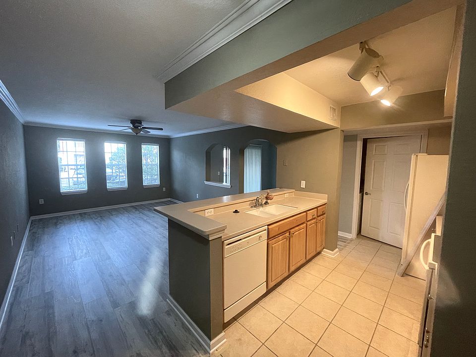 1st image of 10075 Gate Pkwy #1008