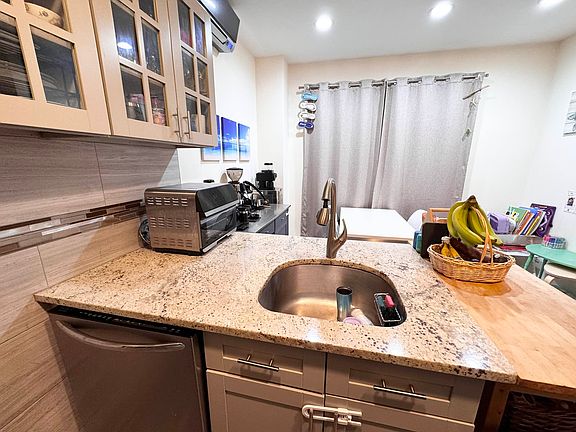 3rd image of 2548 33rd St