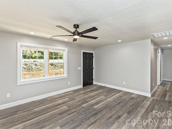 3rd image of 340 Matthew Ln