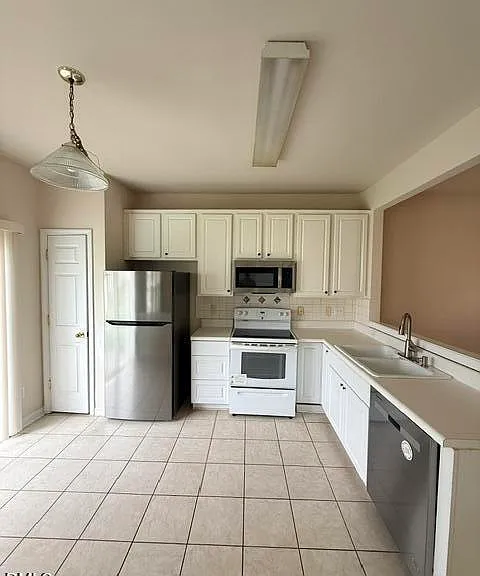 204 Caraleigh Ct — Photo 9