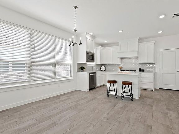 5th image of 2725 Park Lane Dr
