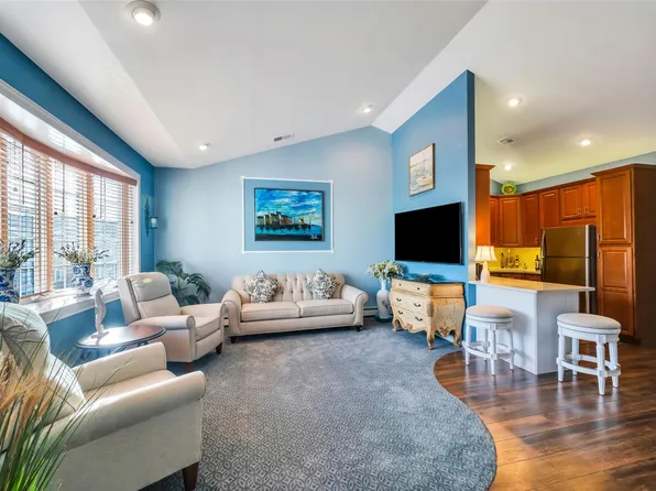 126 Francesca Way, Amityville, NY 11701