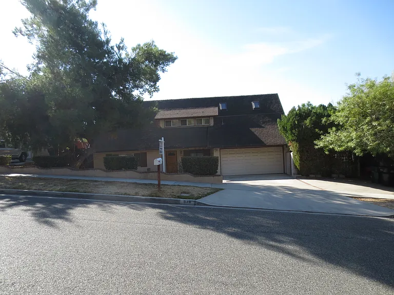 870 Huston Dr — Photo 2