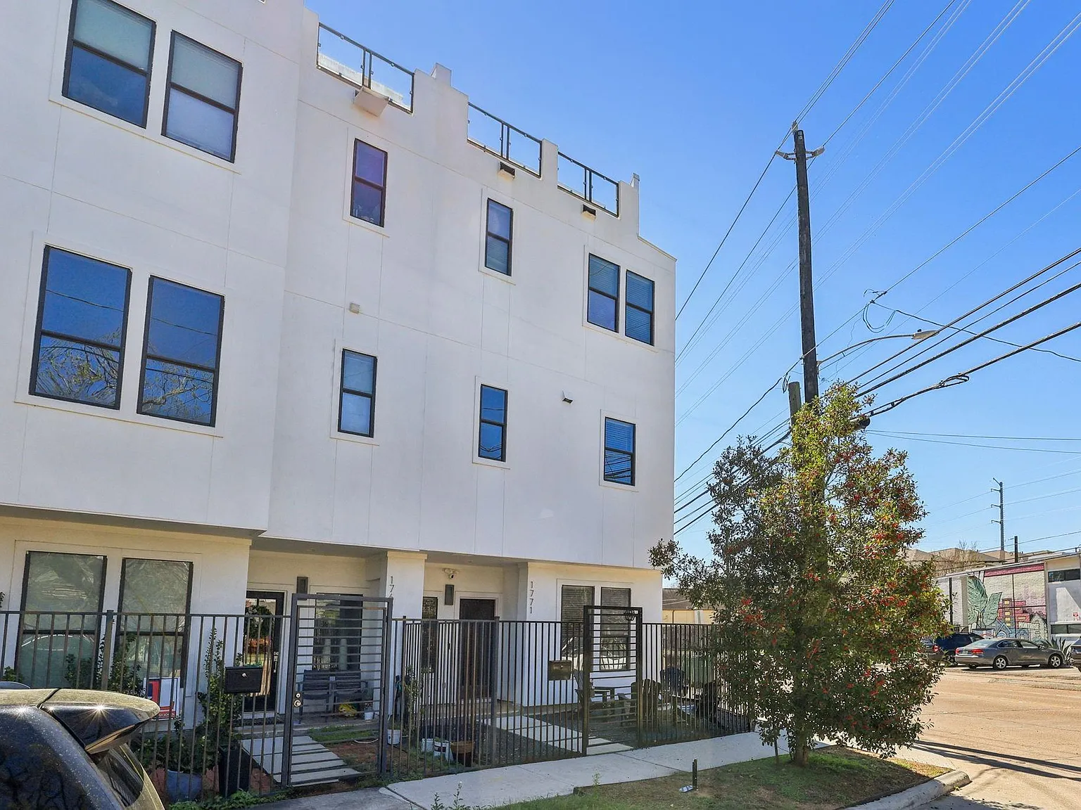 3 bed, 3.5 bath, 2697 sqft, $4,000 — Photo 3