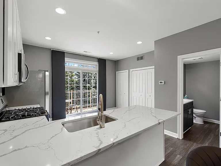 527 Lewis St — Photo 14