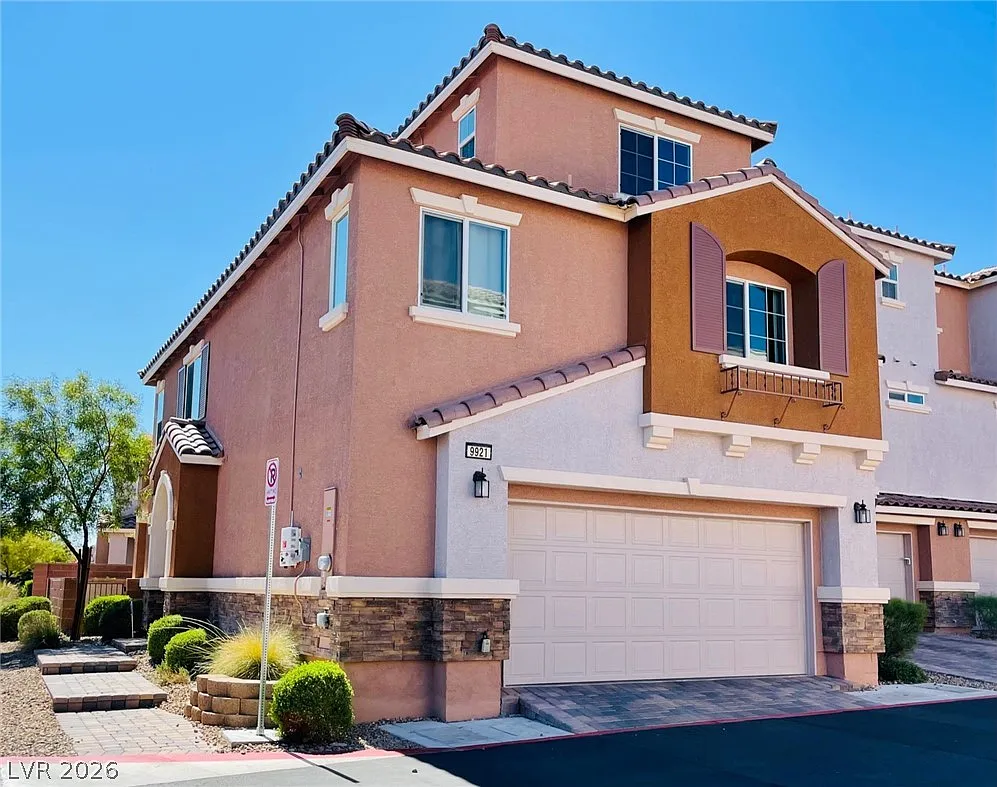 3 bed, 2.5 bath, 2063 sqft, $2,100 — Photo 3