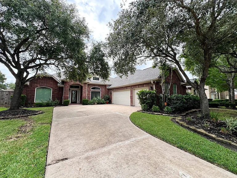 2215 Dorman Ct — Photo 1