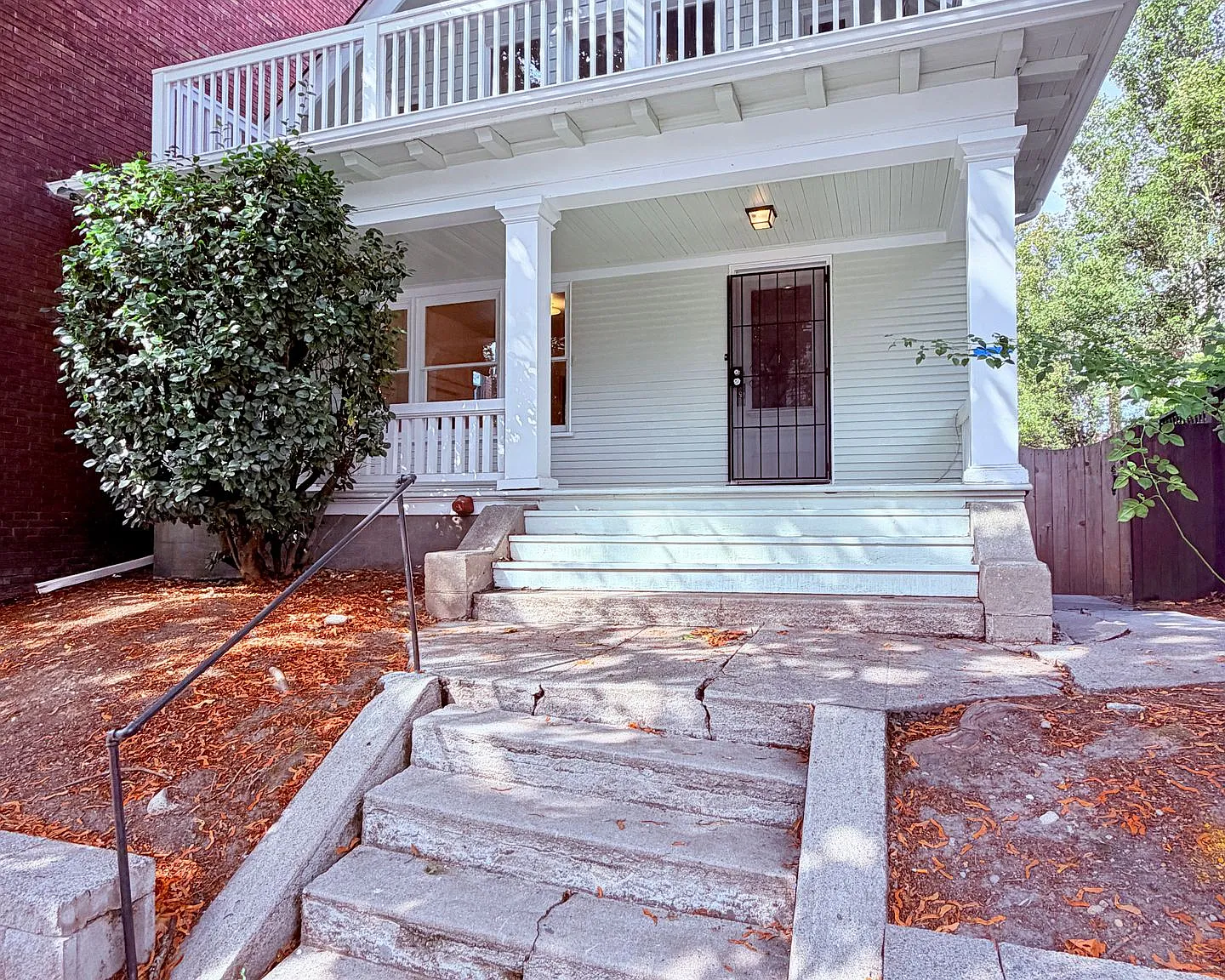 Spacious 3-story 4-bedroom, 2.5 baths home on Eastlake — Photo 1
