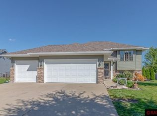 1013 Saint Andrews Dr, Mankato, MN 56001