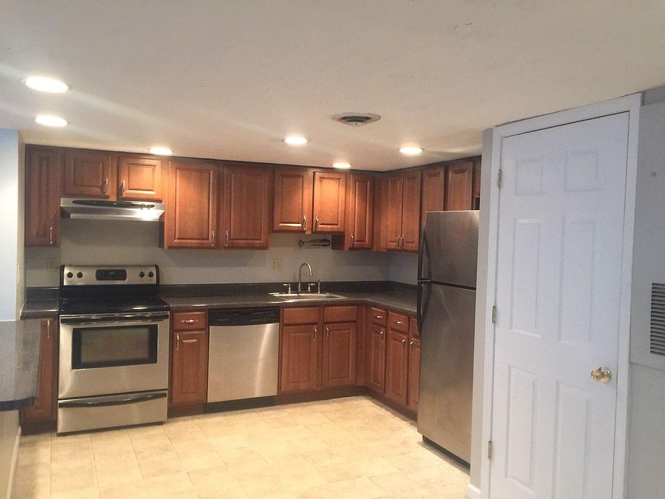 Kitchen, laundry behind closet door