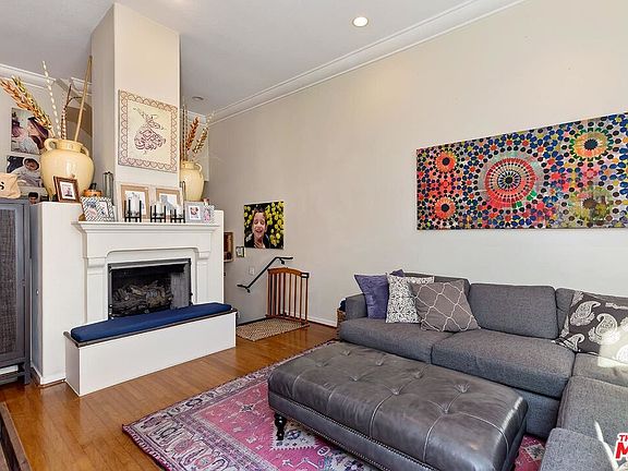 4th image of 2028 S Barrington Ave APT B