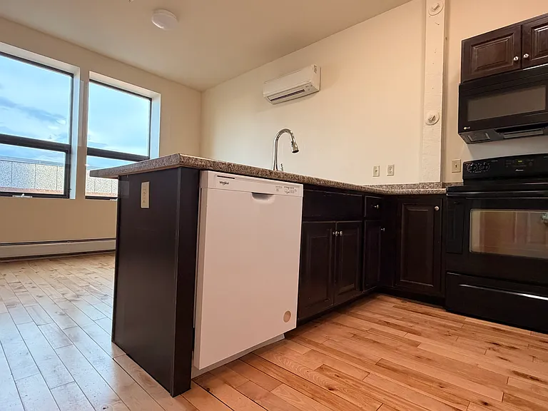 191 College St #212 — Photo 13