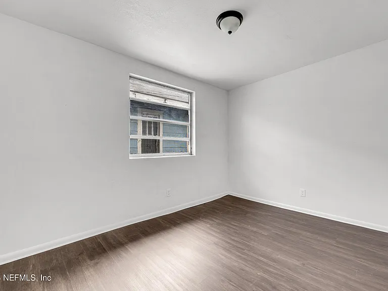 503 W 16th St — Photo 10