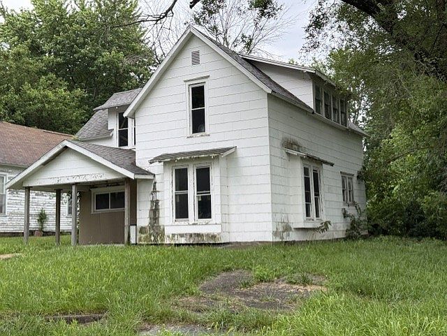 2nd image of 404 E 5th St
