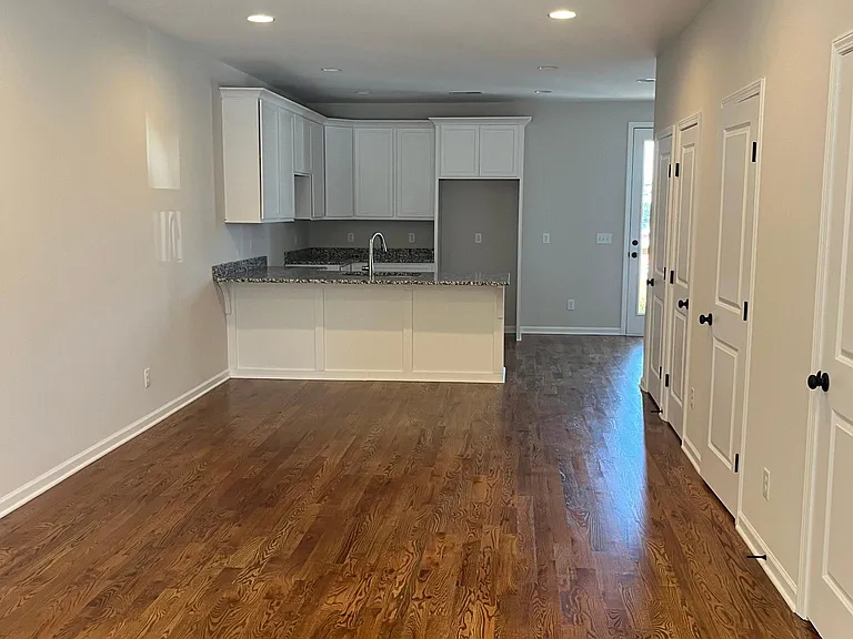 467 Morton Ave #102 — Photo 5