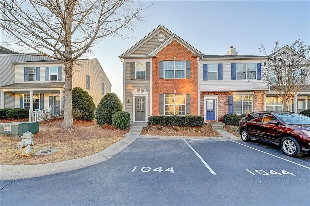 3 bed, 2.5 bath, 1386 sqft, $2,325 — Photo 2