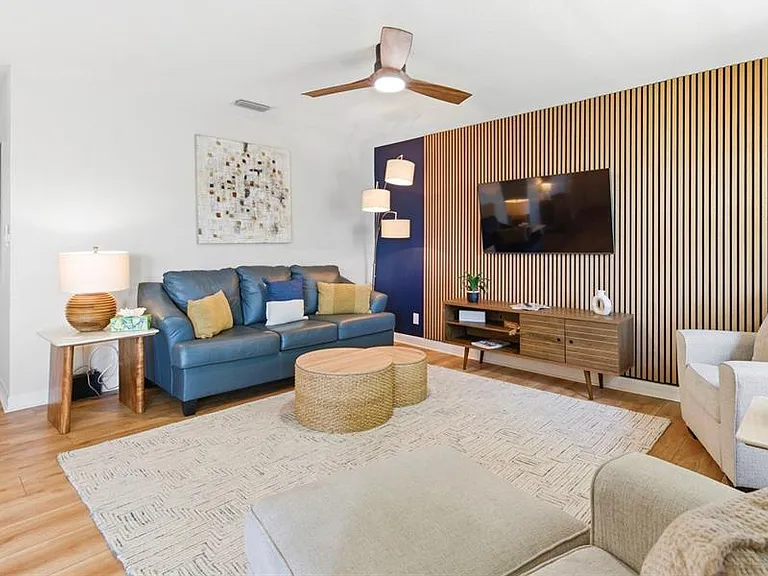 201 Pompano Dr SE #C — Photo 16